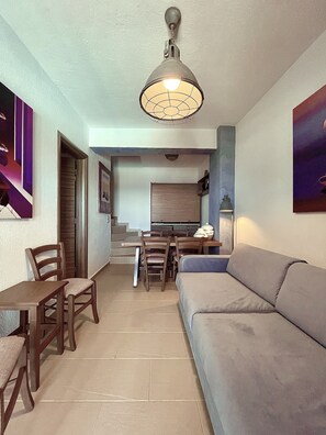 Appartement, vue sur la mer | Aire de séjour | Téléviseur