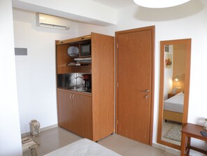 Un four, cafétière à espresso, cafetière-théière, grille-pain