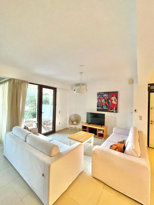 Villa Deluxe | Aire de séjour | Téléviseur