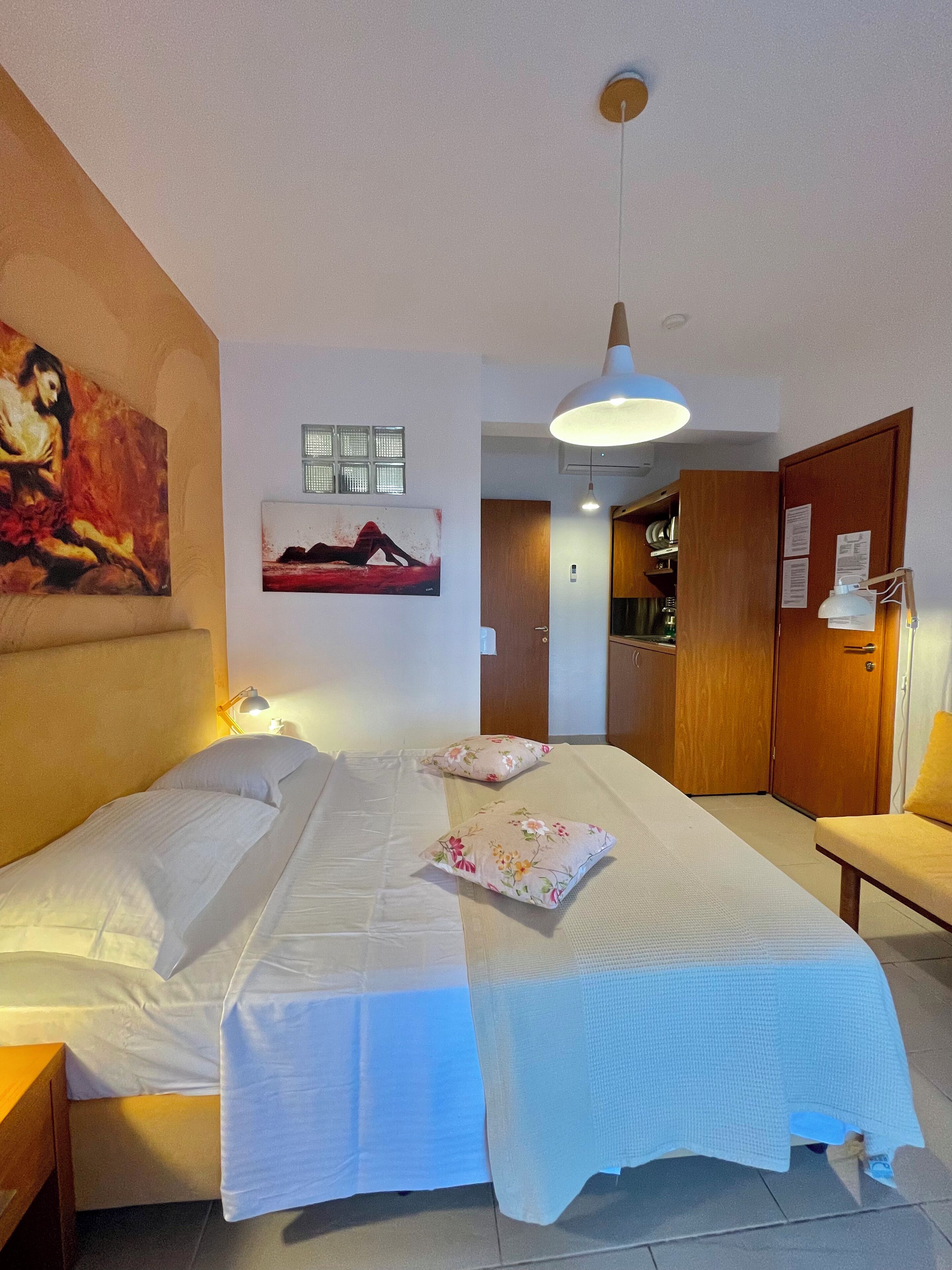 In-room safe, soundproofing, iron/ironing board, free WiFi