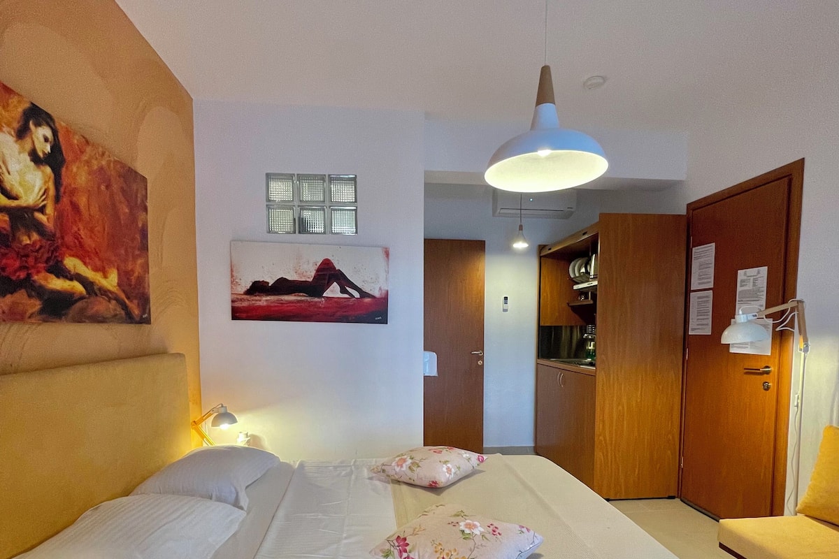 In-room safe, soundproofing, iron/ironing board, free WiFi