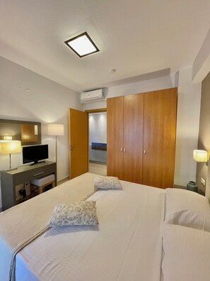 Coffre-fort, bureau, espace de travail pour ordinateurs portables