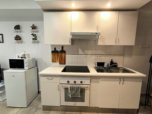 Microwave, stovetop, cookware/dishes/utensils