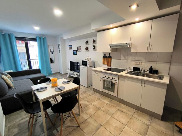 Microwave, stovetop, cookware/dishes/utensils