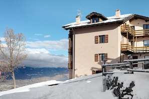 A building with a balcony, a window, and a view of the mountains. - Apartment 'Vacanze' with Mountain View, Balcony and Wi-Fi (Gressan)