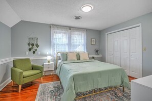 Room - Sullivan One Tudor - Charming 3 BR House in Downtown Kingsport, Pet-Friendly (Kingsport)