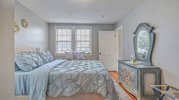 Planxa i posts de planxar, wifi i roba de llit