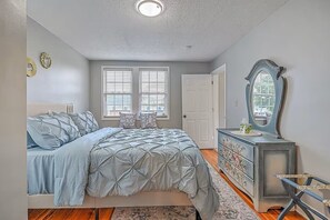 Tabla de planchar con plancha, wifi, ropa de cama