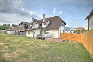 Exterior - Sullivan One Tudor - Charming 3 BR House in Downtown Kingsport, Pet-Friendly (Kingsport)