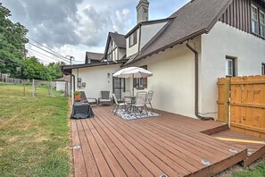 Outdoor dining - Sullivan One Tudor - Charming 3 BR House in Downtown Kingsport, Pet-Friendly (Kingsport)