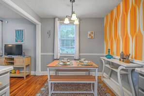 Dining - Sullivan One Tudor - Charming 3 BR House in Downtown Kingsport, Pet-Friendly (Kingsport)