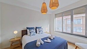 2 slaapkamers, een bureau, een strijkplank/strijkijzer, wifi