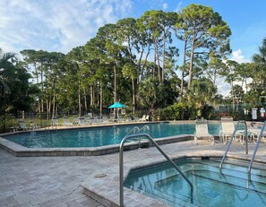 Alberca al aire libre y alberca climatizada