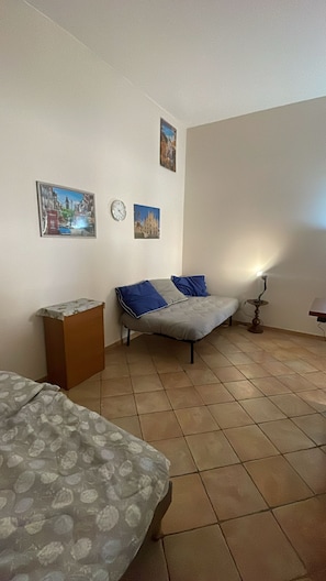 1 habitación, escritorio, tabla de planchar con plancha y wifi gratis 