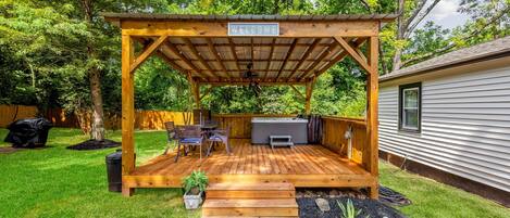 Banyera d'hidromassatge a l'aire lliure