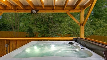 Tina de hidromasaje al aire libre