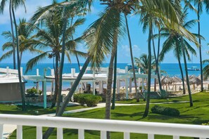 Property grounds - Playa Turquesa F-201 Premier Beachfront Ocean View 100 mbps Wifi (Punta Cana)