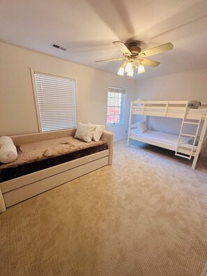 4 عدّة غرف نوم وواي فاي مجانًا وملاءات أسرّة