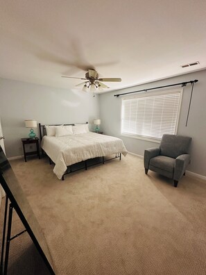 4 عدّة غرف نوم وواي فاي مجانًا وملاءات أسرّة