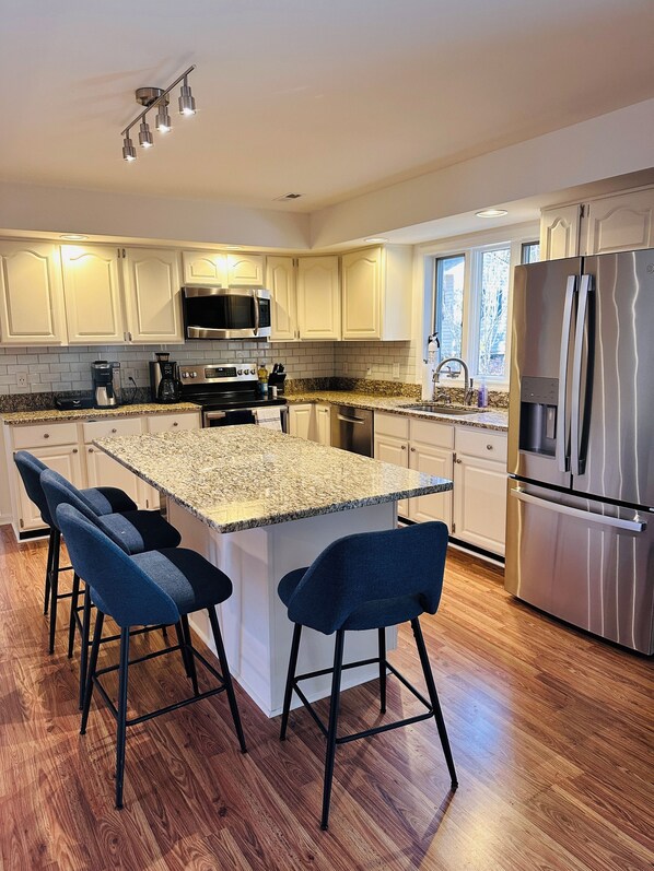 ثلاجة، ميكروويف، فرن، مو�قد طهي مسطح