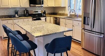 Red Rock Retreat-Cozy and Serene Waterfront