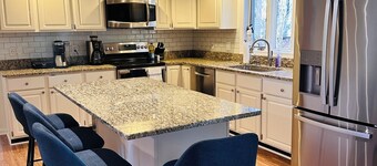 Red Rock Retreat-Cozy and Serene Waterfront