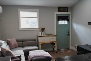 TV - Charming Walkerville tiny house (Windsor)