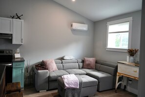 TV - Charming Walkerville tiny house (Windsor)