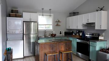 Microondas, horno, parrilla de estufa y toallas de papel