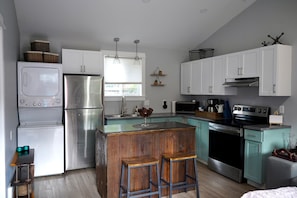 Microondas, horno, parrilla de estufa y toallas de papel