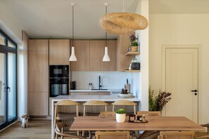 Een microgolfoven, een oven, een kookplaat, een vaatwasser