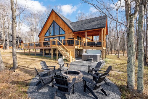 New! Gorgeous Wooded Cabin w/ Hot Tub