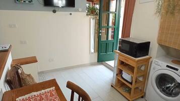 ํ์ฐ์ค, ์นจ์ค 1๊ฐ, ํก์ฐ, ํํฐ์ค | ๊ฐ์ค ๋ด ํธ์ ์์ค/์๋น์ค