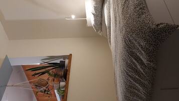 ํ์ฐ์ค, ์นจ์ค 1๊ฐ, ํก์ฐ, ํํฐ์ค | 1 ๊ฐ์ ์นจ์ค