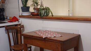 House, 1 Bedroom, Smoking, Patio | Dining room