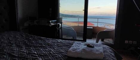 1 bedroom, bed sheets