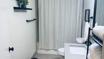 Sèche-cheveux, serviettes fournies, savon, papier toilette