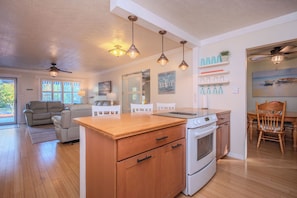 Interior - 2 Step: Pool, Hot Tub and Dog-Friendly (Oak Island)