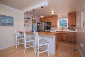 Fridge, microwave, oven, stovetop - 2 Step: Pool, Hot Tub and Dog-Friendly (Oak Island)