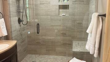 Dusche, Haartrockner, Handtücher, Seife