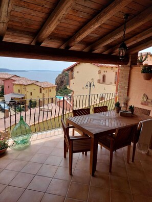 Outdoor dining - Il Sole & La Luna (Nebida)