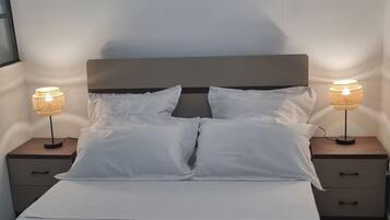 1 slaapkamer, een bureau, een strijkplank/strijkijzer, wifi