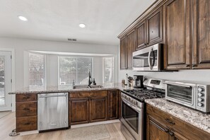 Fridge, microwave, oven, stovetop - 3-bedroom house with new AC in peaceful Flagstaff in wonderful neighborhood! (Flagstaff)