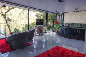 Habitación Deluxe, balcón, vistas a la montaña | Cunas gratuitas, wifi gratis, ropa de cama