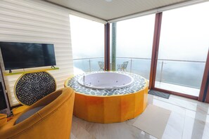 Deluxe Room, Accessible Bathtub, Balcony | Free WiFi