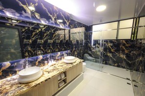 Shower, hair dryer, bathrobes, slippers - Pachamama Ecolodge  (Baños de Agua Santa)