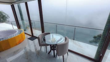 ห้องดีลักซ์, อ่างอาบน้ำสำหรับผู้ต้องการความช่วยเหลือพิเศษ, ระเบียง | Wi-Fi ฟรี