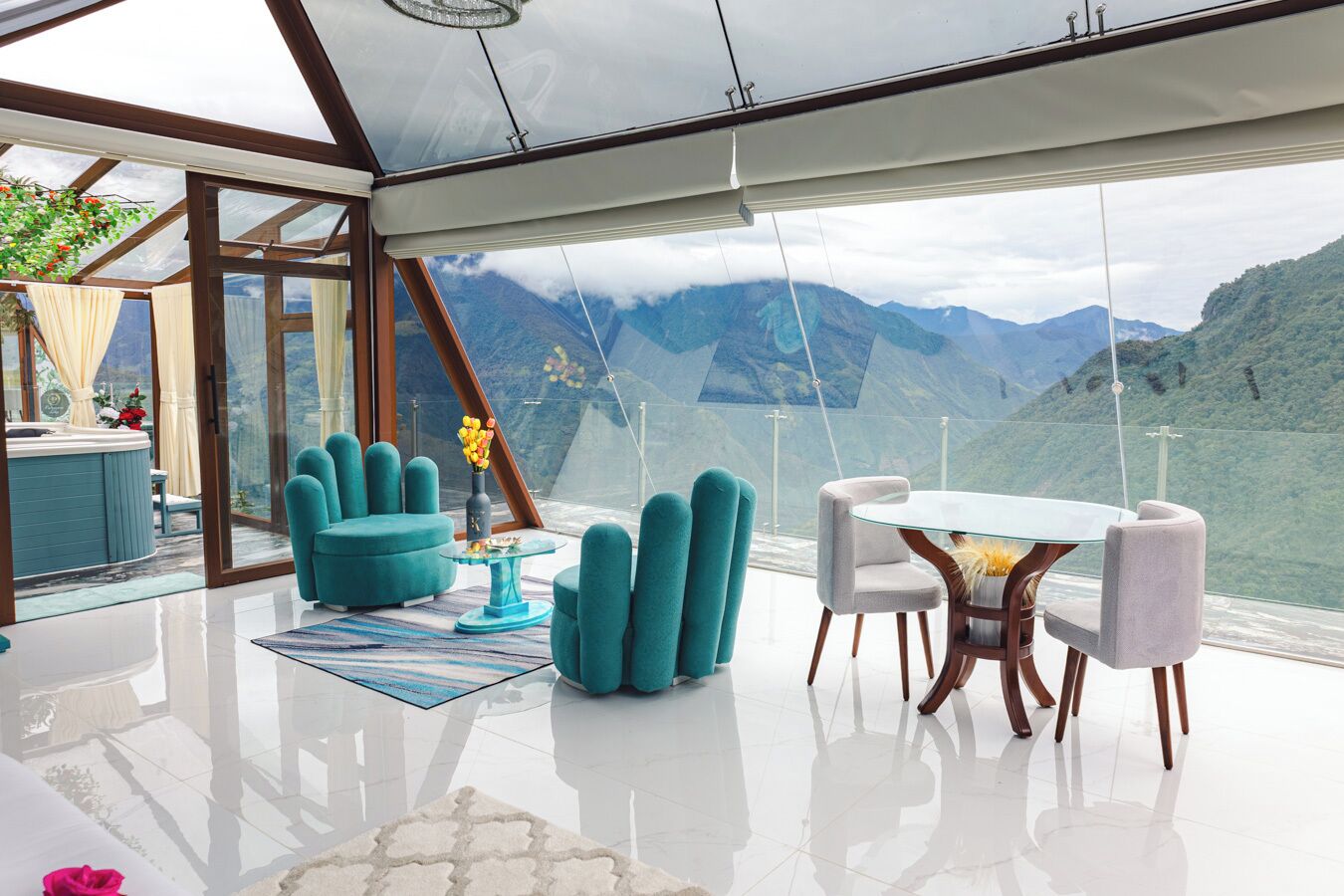 Luxury-Zimmer, Balkon, Bergblick | Wohnbereich