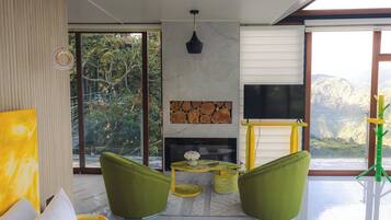 Free cots/infant beds, free WiFi, bed sheets