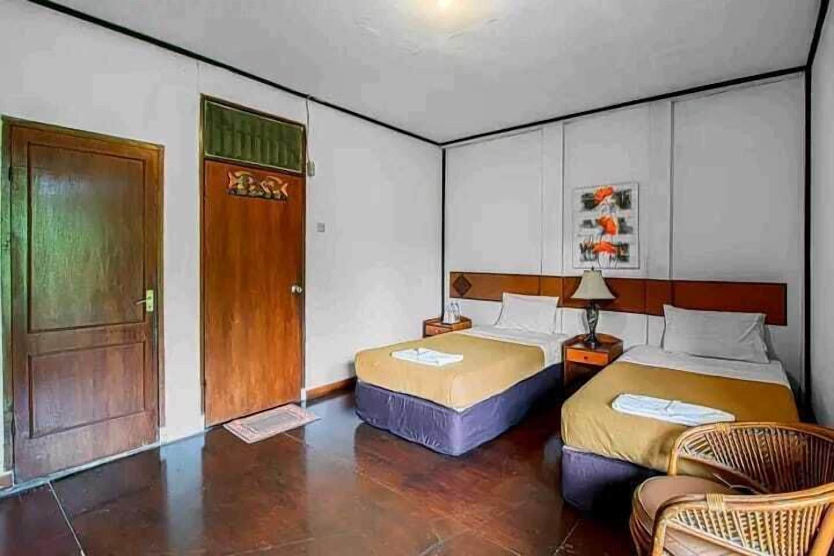 Superior Room, Garden View | Desk